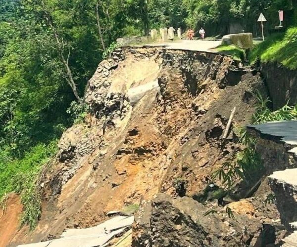 कृष्णभीरमा सडक भासिएपछि राजधानी बाहिरै ग्यास भरेर काठमाडौं ल्याइने