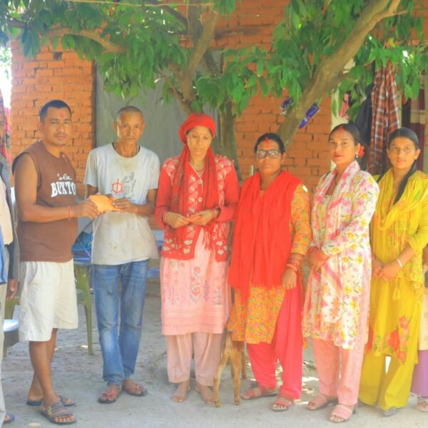 कृष्णपुरका ‘भोटेकोशी बाढीपीडित’ परिवारलाई हरियाली र ग्वासी समैजी सामुदायिक वनको आर्थिक सहयोग