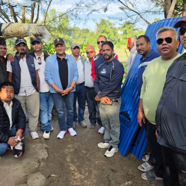 कैलालीको गोदावरीमा समस्यामा परेका हरि भुललाई कांग्रेसको सहयोग, बंगुर फार्म पुनर्निर्माणका लागि जस्तापाता हस्तान्तरण