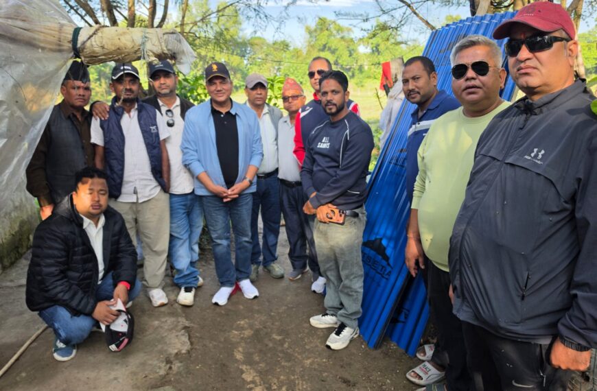 कैलालीको गोदावरीमा समस्यामा परेका हरि भुललाई कांग्रेसको सहयोग, बंगुर फार्म पुनर्निर्माणका लागि जस्तापाता हस्तान्तरण
