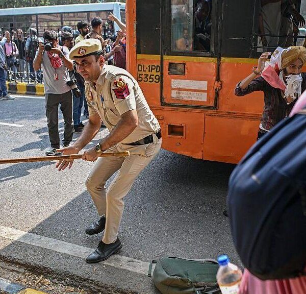 मतदाता नामावलीमा अनियमितताको आरोपमा दिल्लीमा प्रदर्शन, केजरीवाल र ममता बनर्जी प्रहरी नियन्त्रणमा