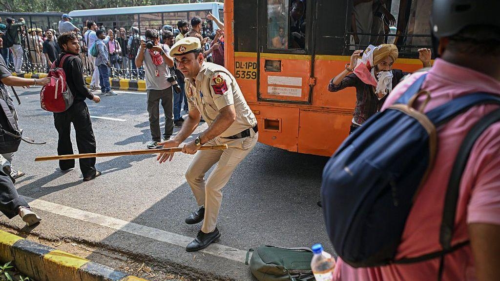 मतदाता नामावलीमा अनियमितताको आरोपमा दिल्लीमा प्रदर्शन, केजरीवाल&hellip;