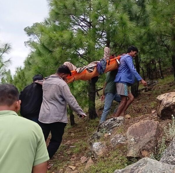 बैतडीका गाउँमा सडक पुगे पनि सञ्चालनमा छैनन्, बिरामी बोक्न स्ट्रेचरकै भर