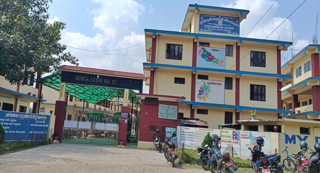 स्कुल ड्रेसमै चुरोट र मदिरा बिक्रीको गुनासो,…