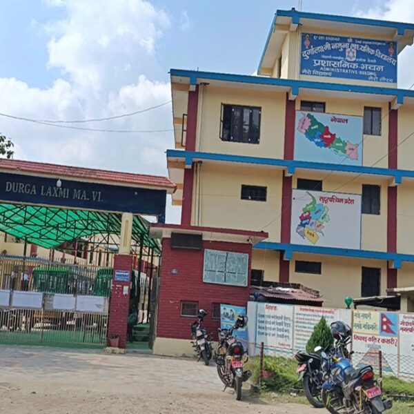 स्कुल ड्रेसमै चुरोट र मदिरा बिक्रीको गुनासो, अत्तरियामा विद्यार्थीको गतिविधिमाथि विद्यालयको निगरानी