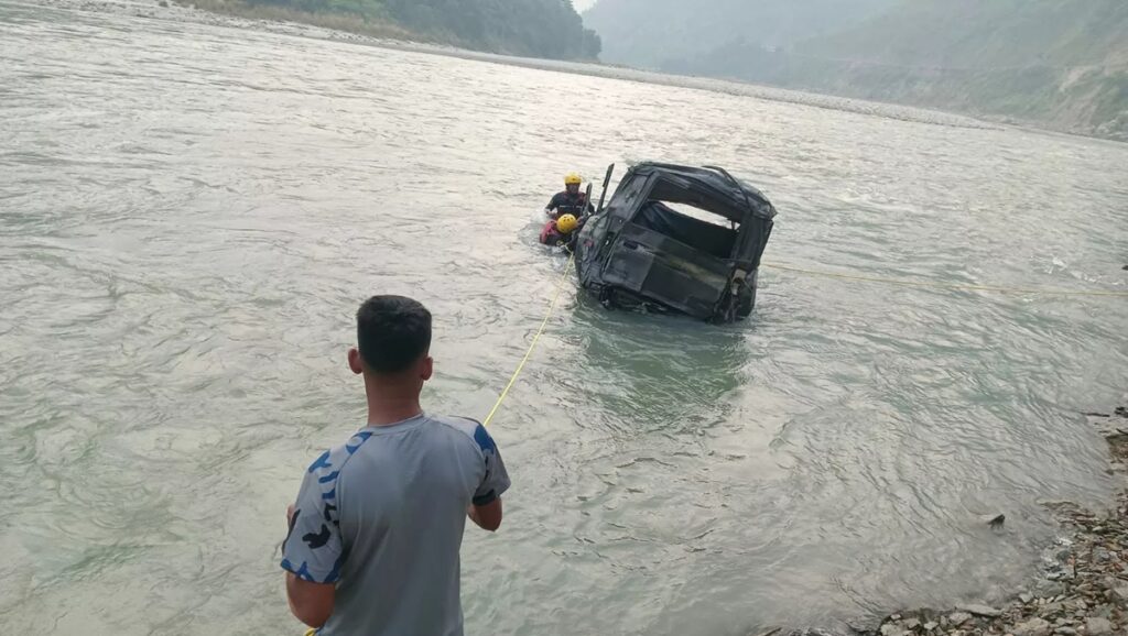सिन्धुलीमा टाटा सुमो सुनकोशी नदीमा खस्दा ३&hellip;