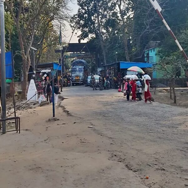 दसैँको मुखमा खाली हात परदेशतिर : परिवारको खुसीका लागि गौरीफन्टाबाट भारत पस्दै सुदूरपश्चिमेली