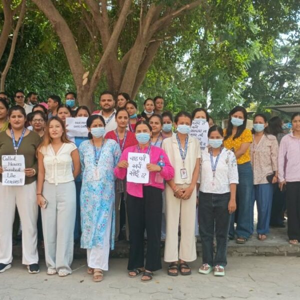 तलब र चाडपर्व भत्तामा विभेद भएको भन्दै सेती अस्पतालका करार कर्मचारी आन्दोलनमा