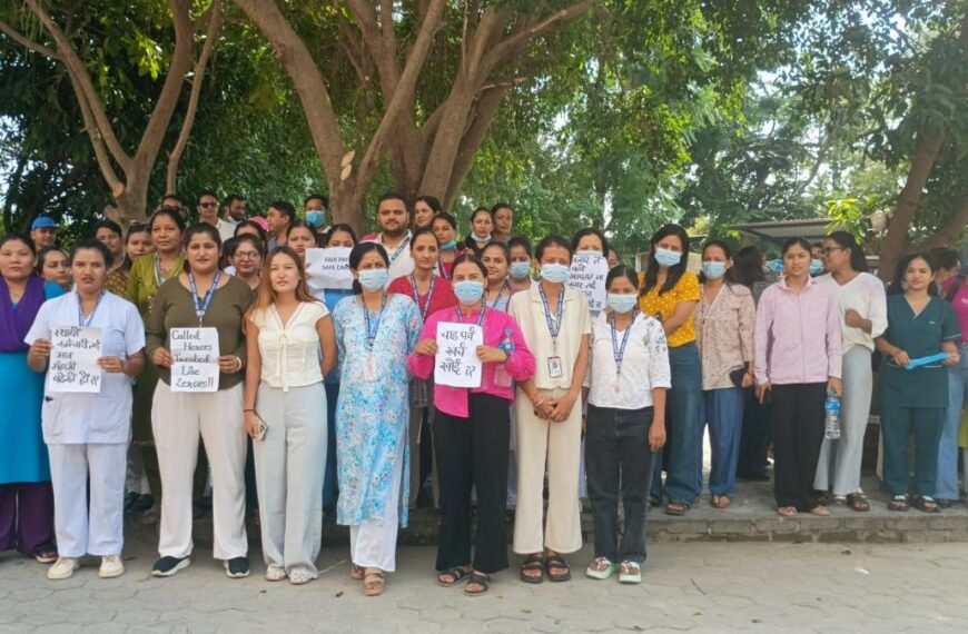 तलब र चाडपर्व भत्तामा विभेद भएको भन्दै सेती अस्पतालका करार कर्मचारी आन्दोलनमा