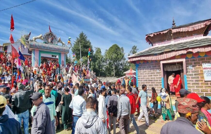 महाअष्टमीमा उग्रतारा भगवती मन्दिरमा भक्तजनको घुइँचो, बलि दिएर पूजाआजा